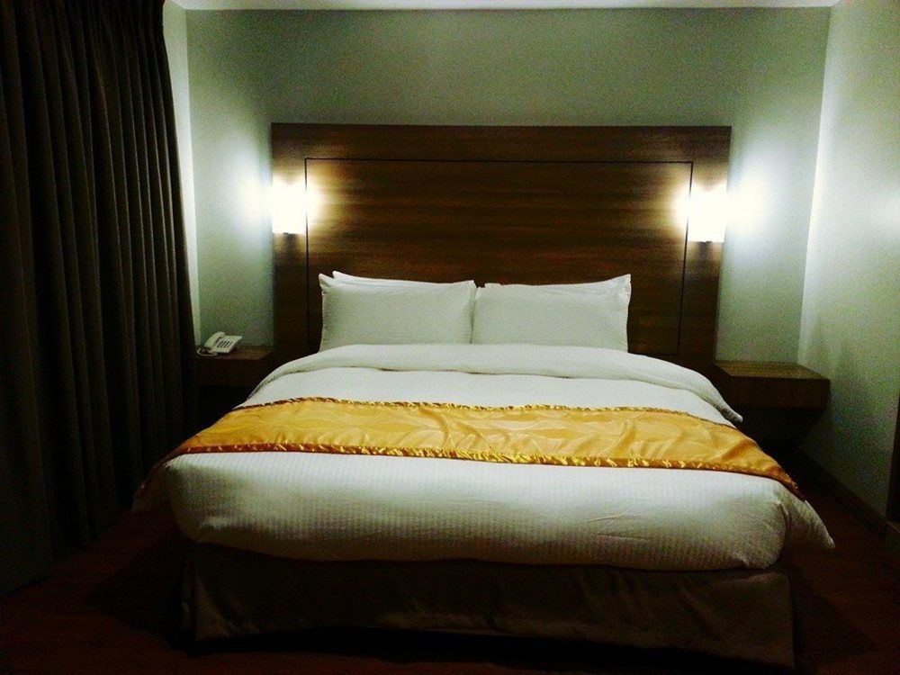 Vista Real Hotel Tagaytay City Esterno foto