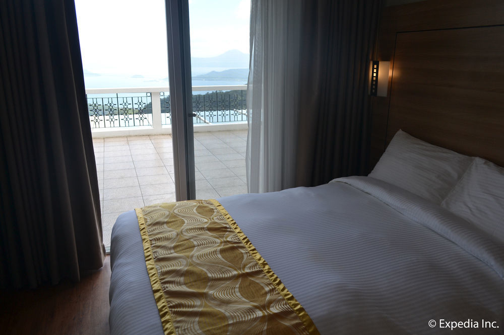 Vista Real Hotel Tagaytay City Esterno foto