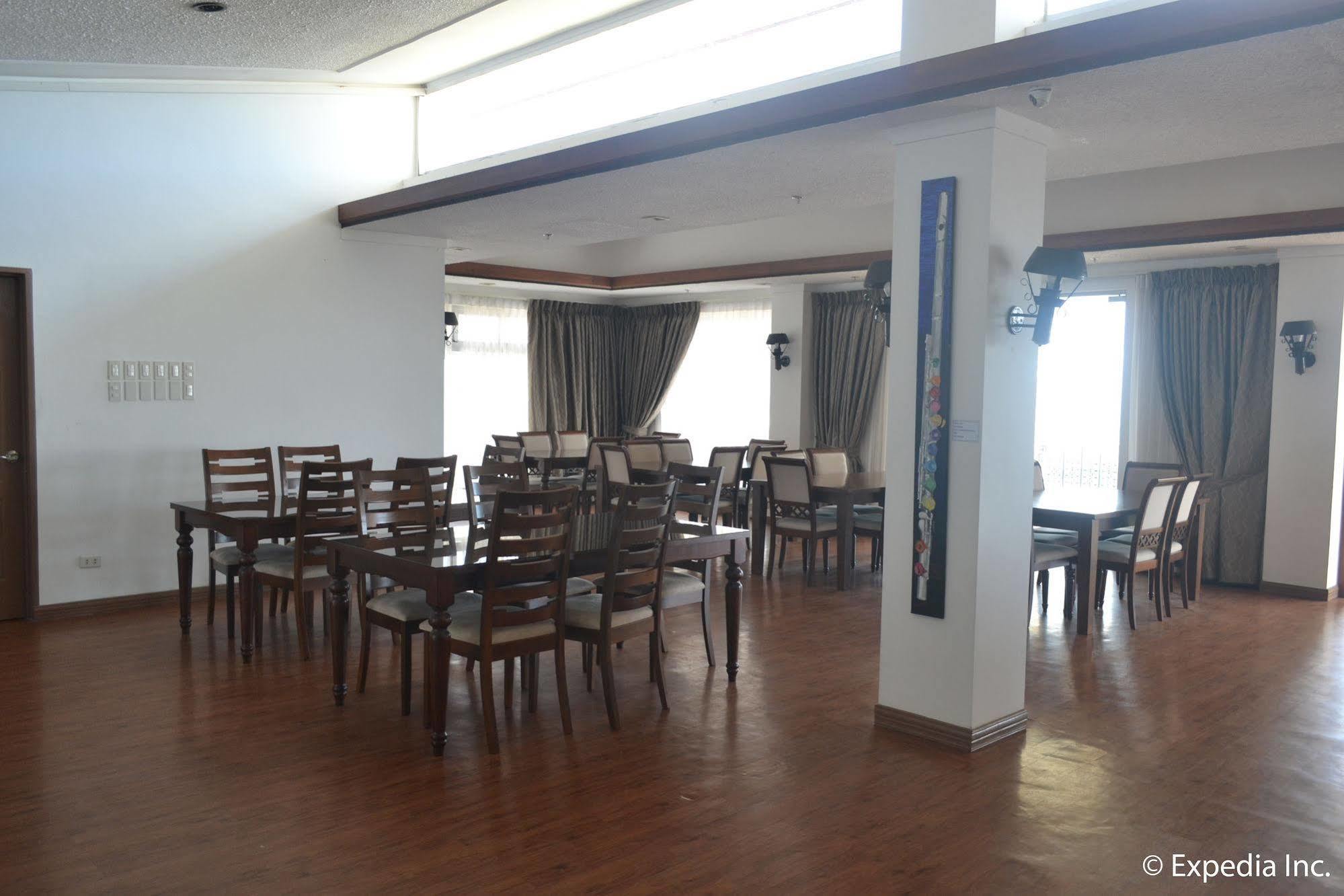 Vista Real Hotel Tagaytay City Esterno foto