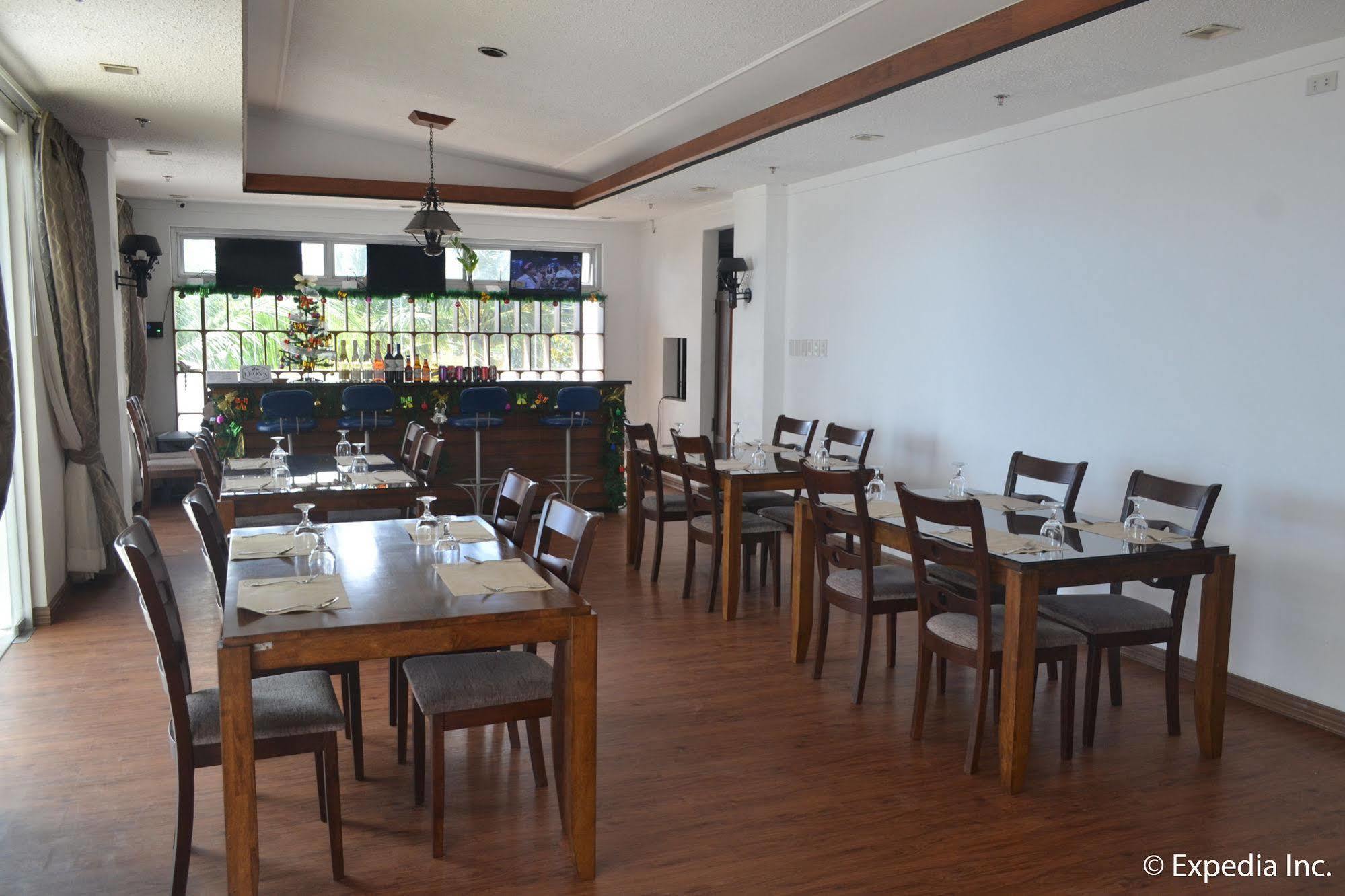 Vista Real Hotel Tagaytay City Esterno foto