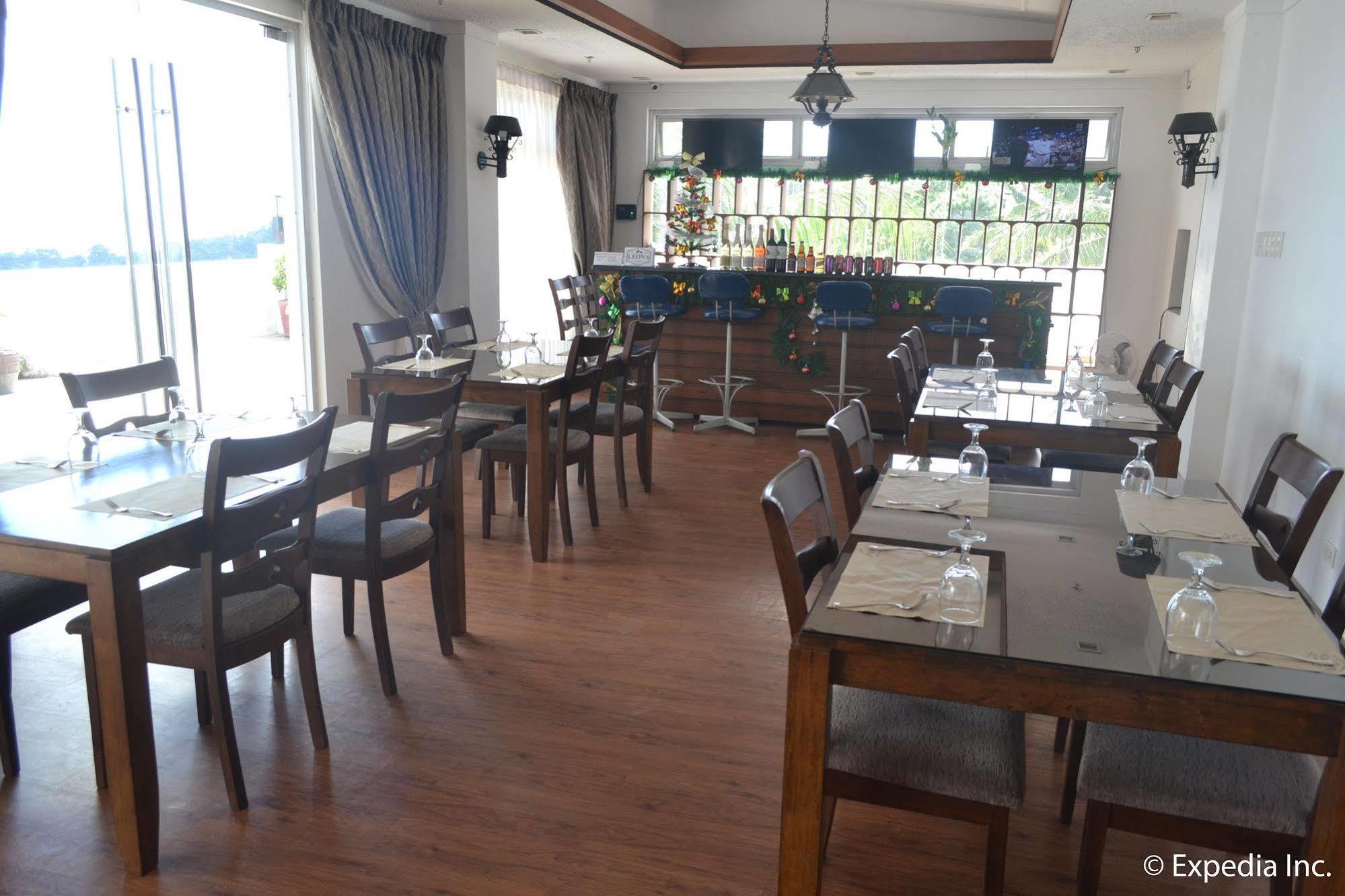 Vista Real Hotel Tagaytay City Esterno foto
