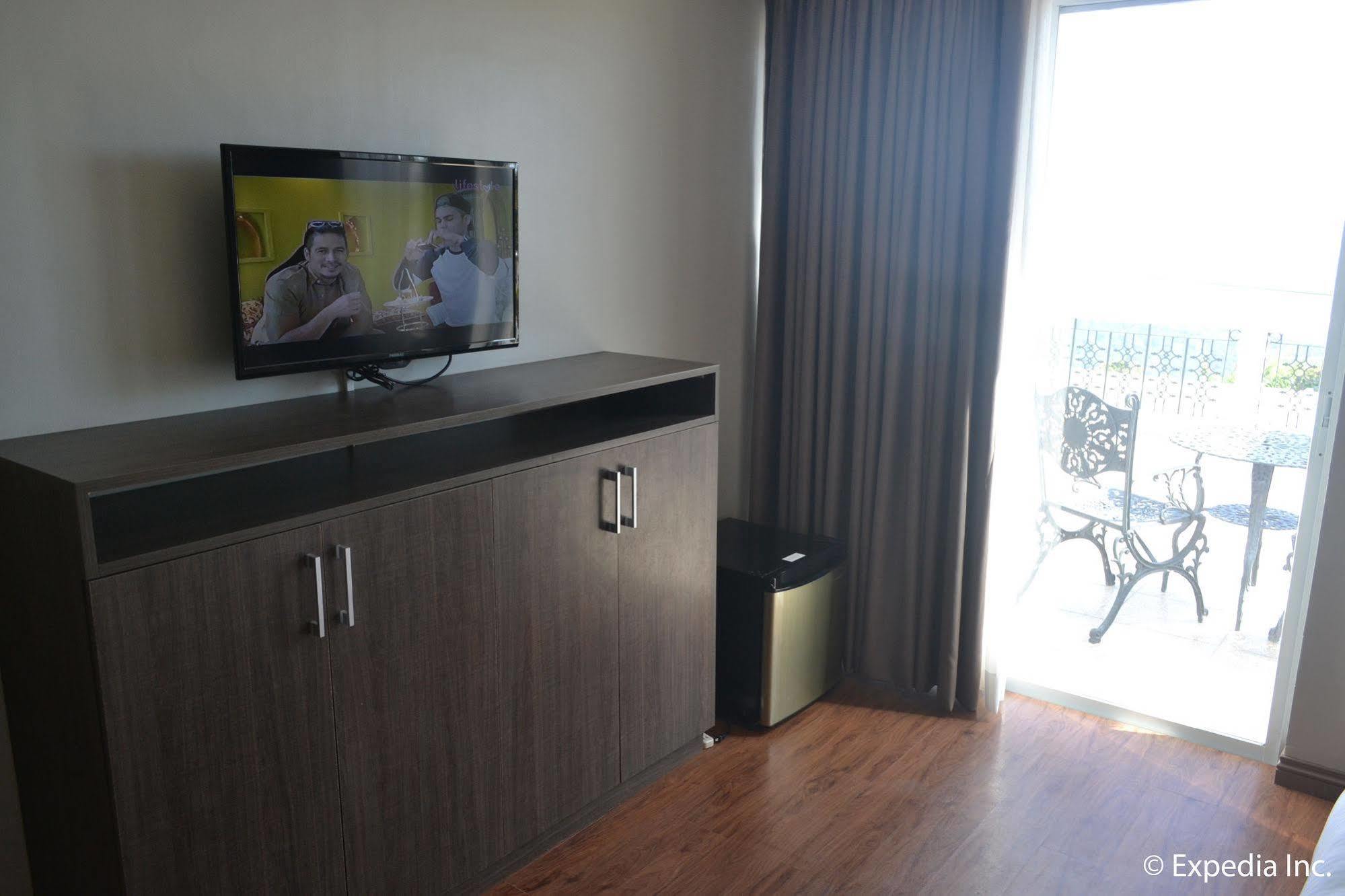 Vista Real Hotel Tagaytay City Esterno foto