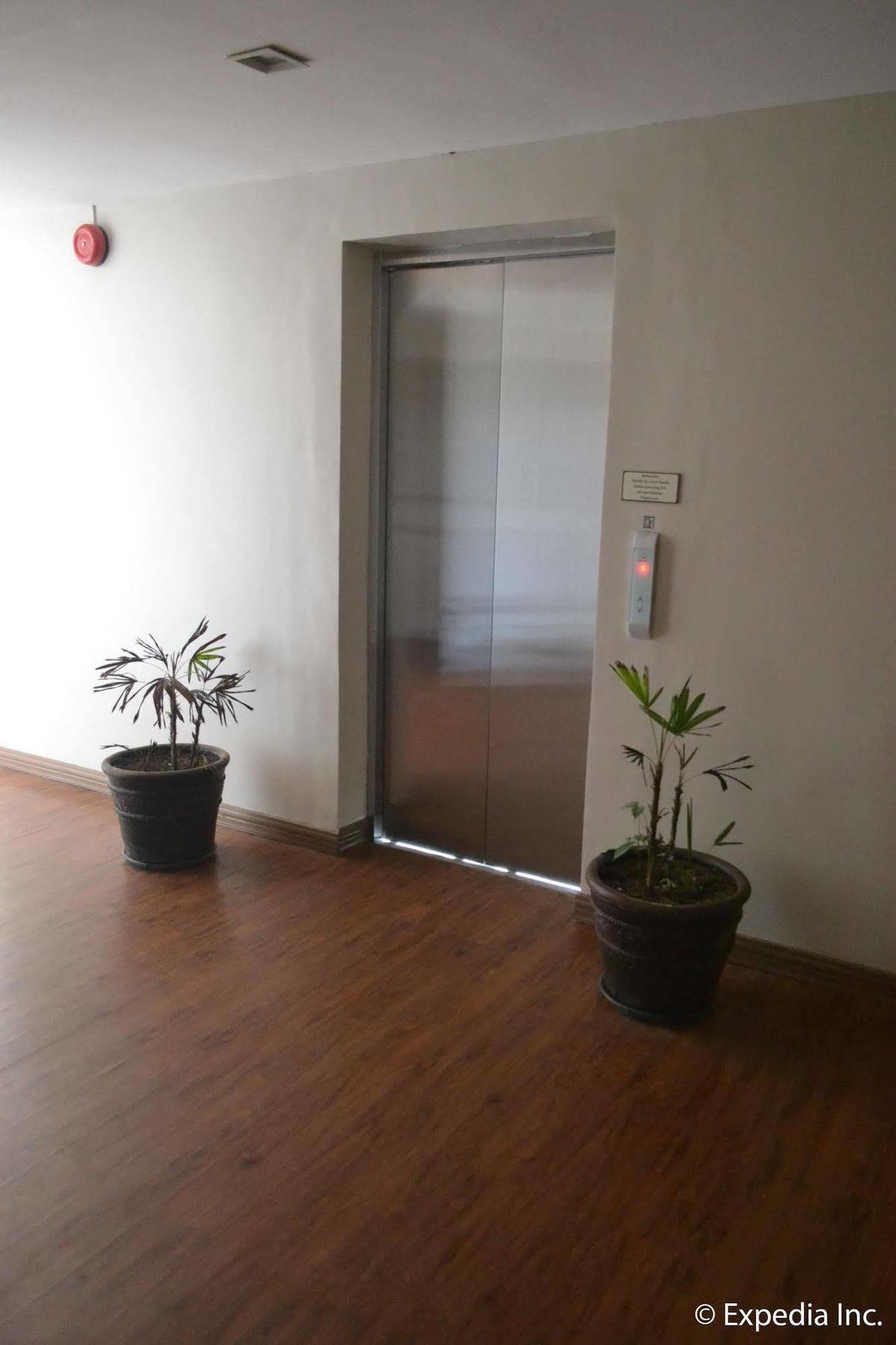 Vista Real Hotel Tagaytay City Esterno foto