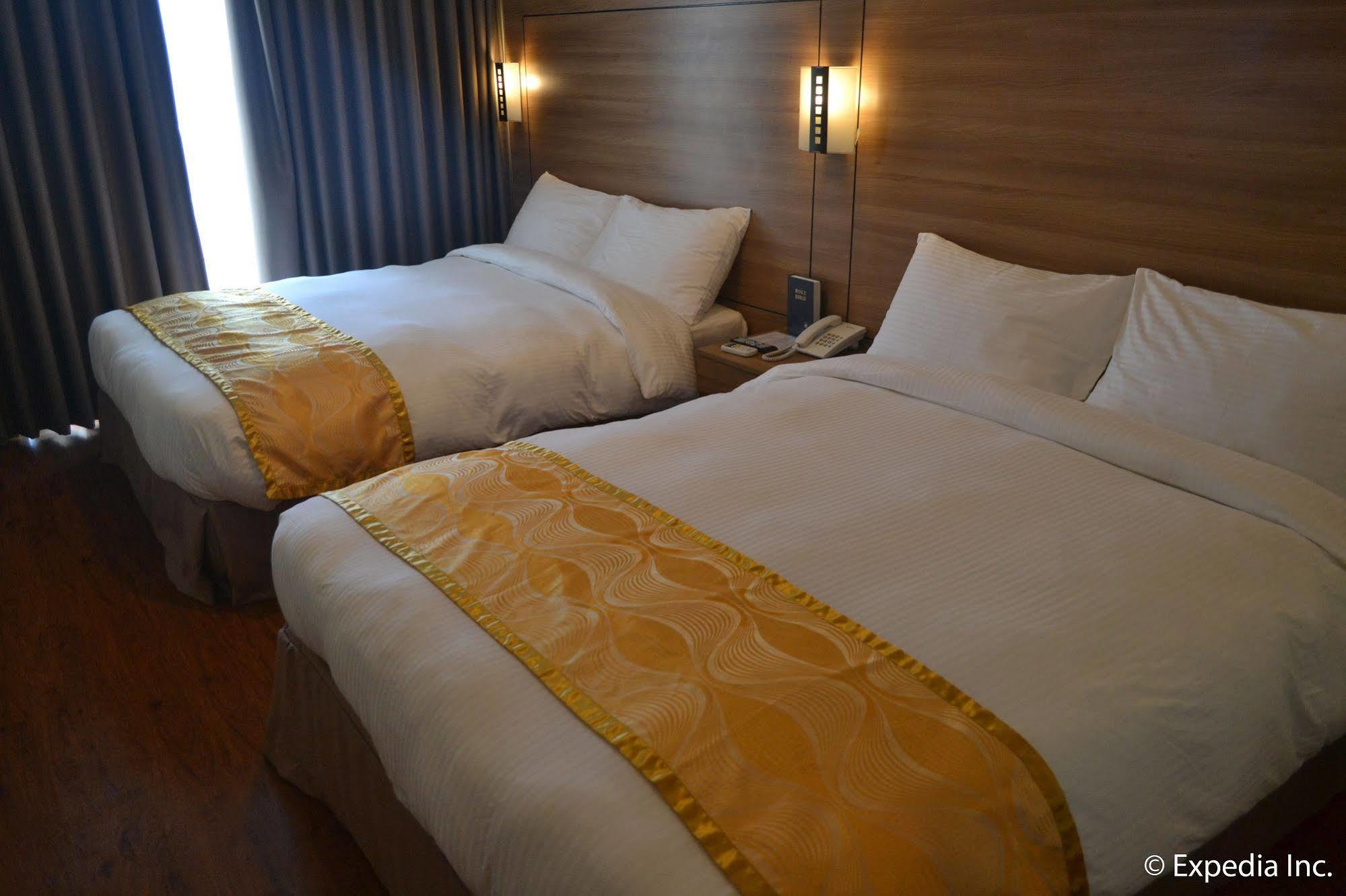 Vista Real Hotel Tagaytay City Esterno foto