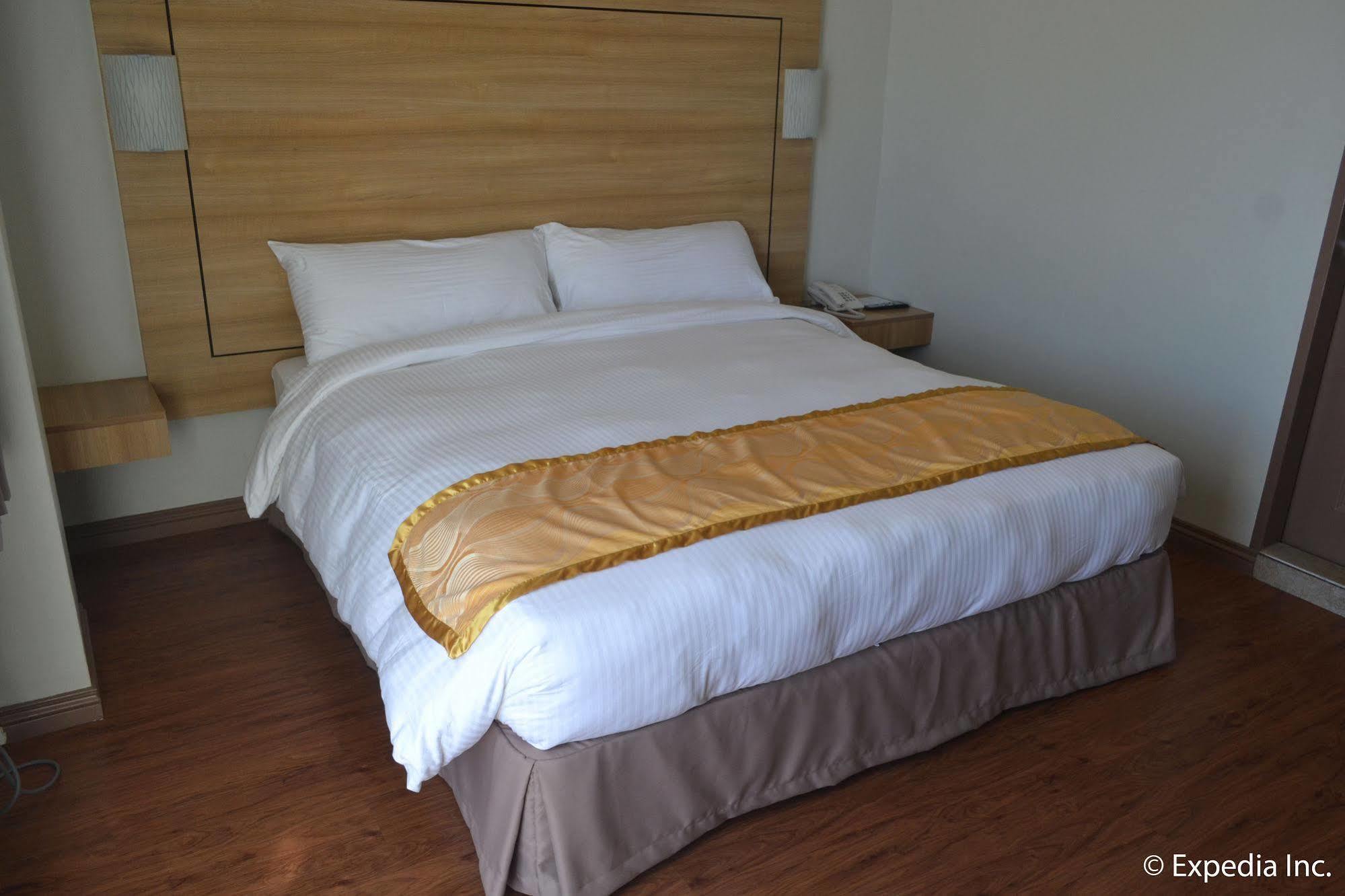 Vista Real Hotel Tagaytay City Esterno foto